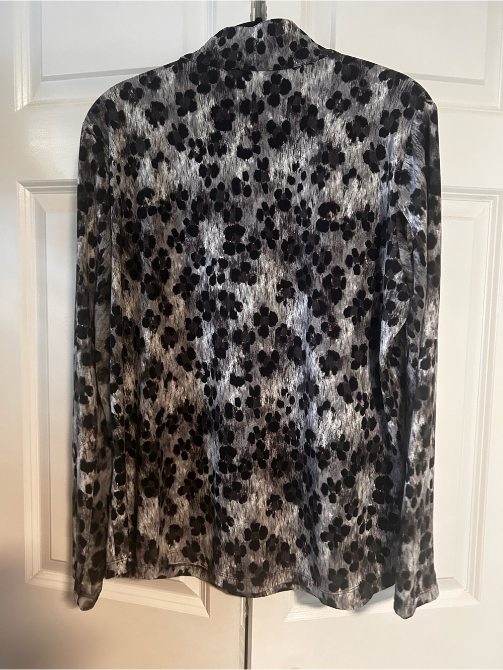IBKUL Black and Gray Animal-Print Long Sleeve V-Neck Top - Picture 8 of 8